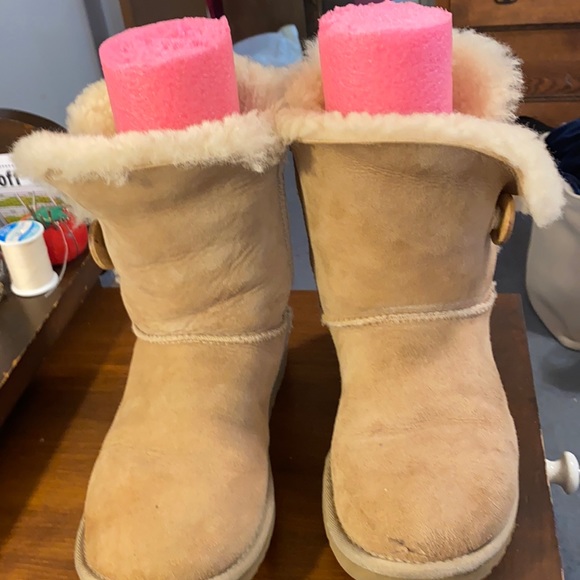 🧡🖤❤️One Button Bailey Ugg’s❤️🖤🧡 - Picture 1 of 9